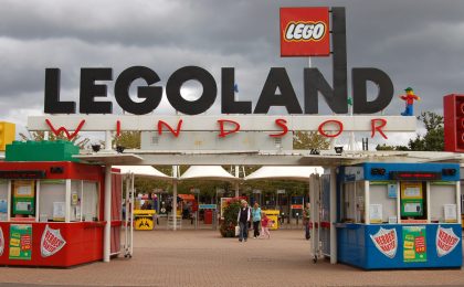 Entrance_to_Legoland_Windsor-By Rob Young profile - Flickr, CC BY 2.0, Link